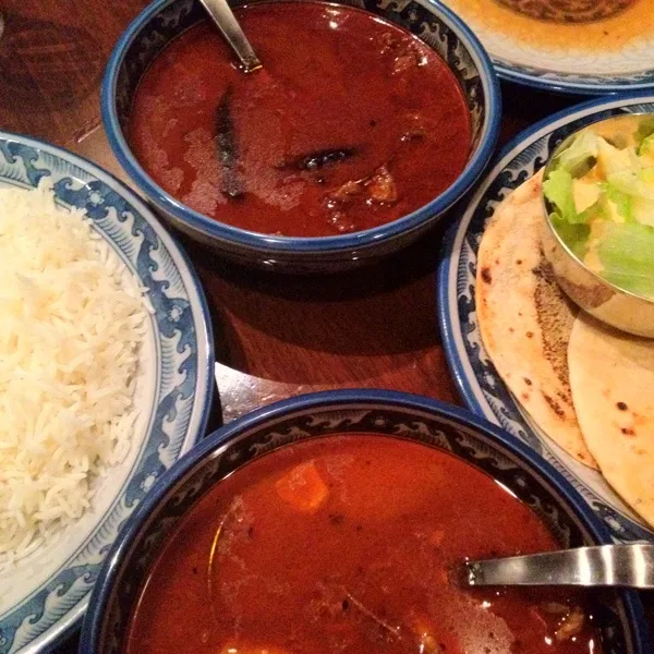 Snapdishの料理写真:激辛マトンと体に優しいチキン、どちらもおいしかった！サラサラのカレーをインディカ米ともちもちしたナンのような薄いパンで。|えりさん