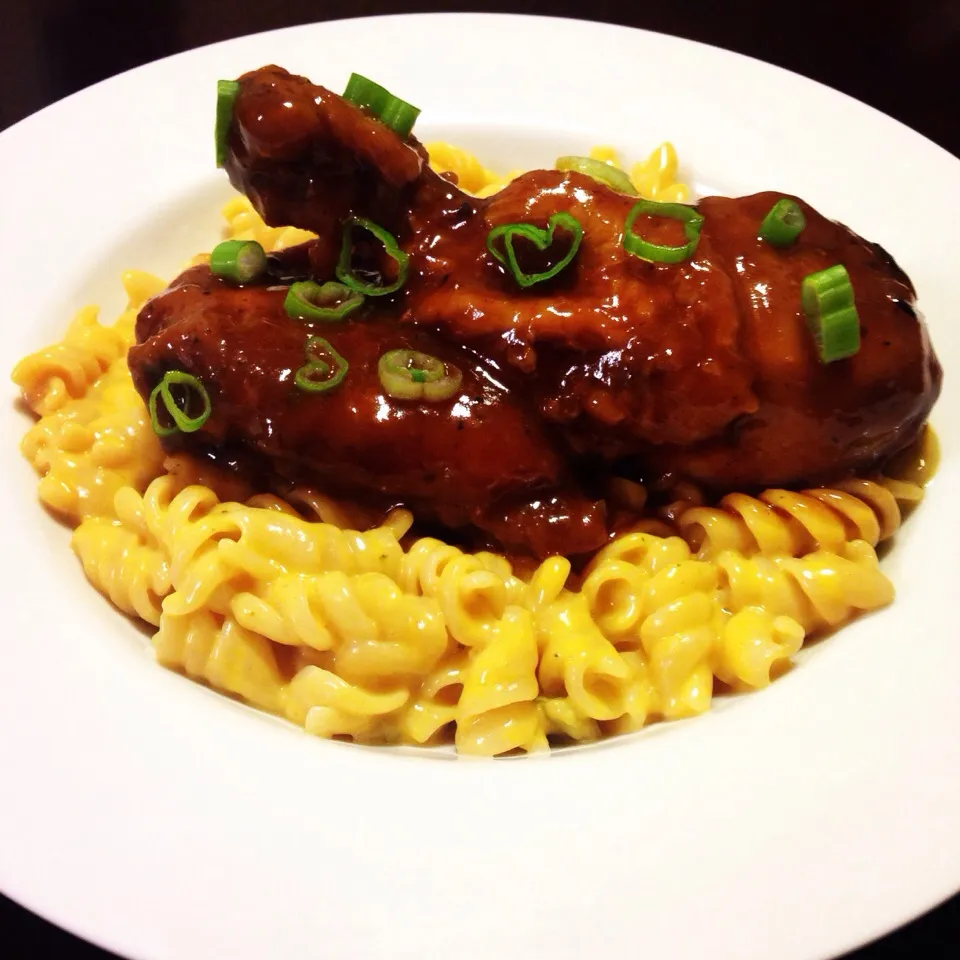 Snapdishの料理写真:Beer & BBQ sauce braised chicken with some Mac & cheese.|Brian Churchillさん