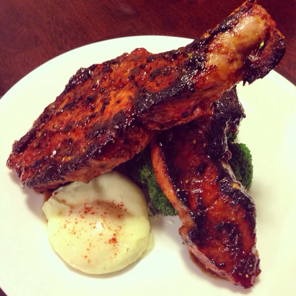 Dry rubbed country style pork ribs with broccoli and a poached egg.|Brian Churchillさん