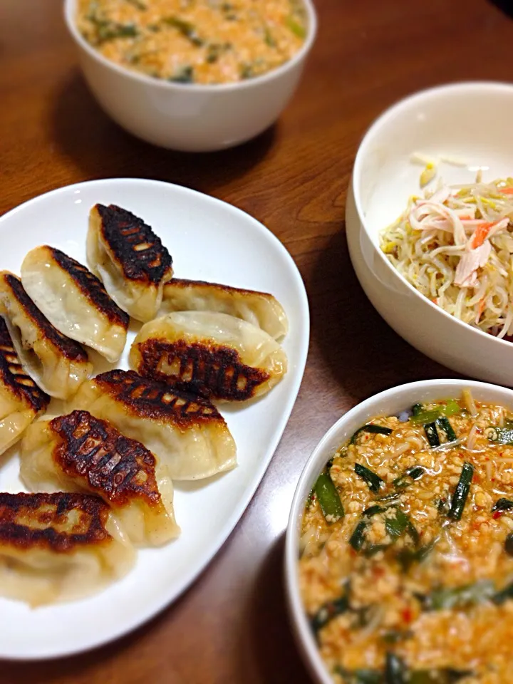 ニラとえのきの麻婆丼、餃子、もやしとカニカマのぽん酢かけ。|あーさんさん