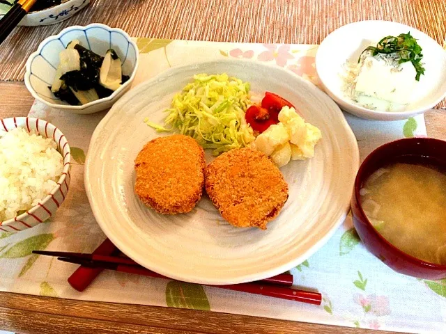 シャケのメンチカツ、アサリの味噌汁、ワカメのヌタ、じゃこ豆腐|まろさん