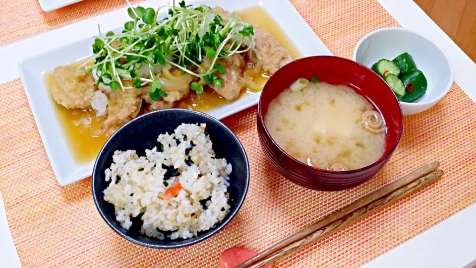 今日の夕食 チキンカツのみぞれ煮、きゅうりの甘酢漬け、わかめごはん、豆腐の味噌汁|pinknari🐰🌈さん