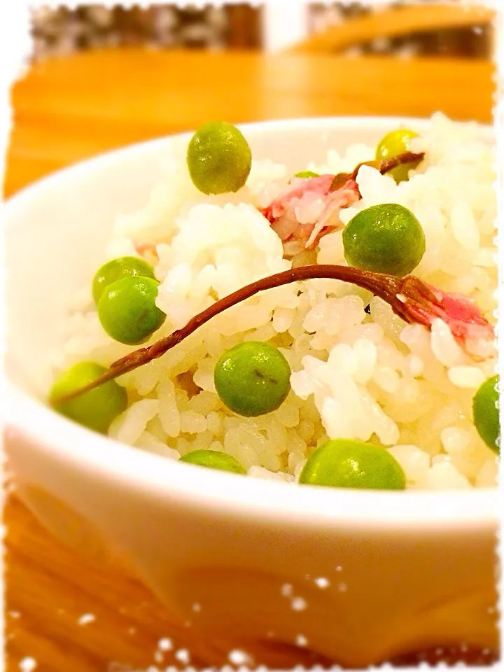 桜🌸香るグリンピースご飯🍚|みずほさん