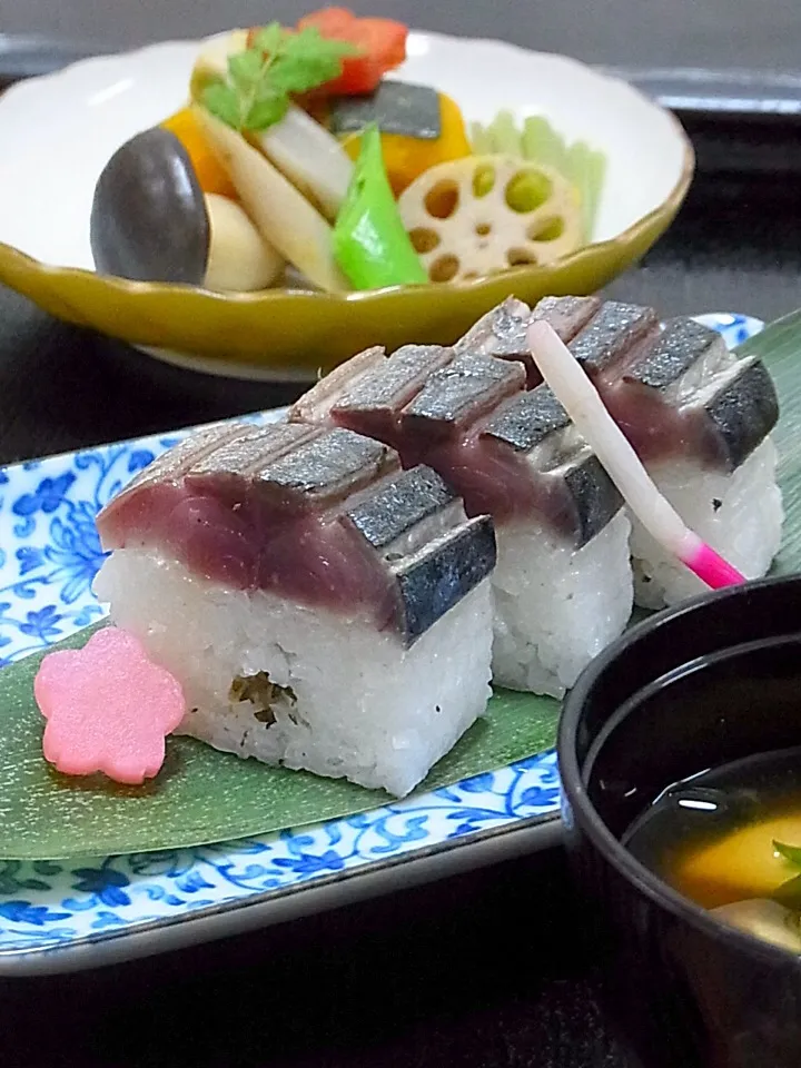 Snapdishの料理写真:今晩は、鯖寿司、春野菜の炊き合わせ、鯖白子とわかめの味噌汁

鯖寿司には、スグキを入れてあります。これからは柴漬けがいいですが、スグキの食べ納め(^^)

鯖寿司に焼き目を付けて美味しさUPです。春と秋には身が痩せますが、白子が入っていたので、今日はお豆腐代わりにお味噌汁に入れました。ふわふわで美味(^^)

山ふきを|akazawa3さん