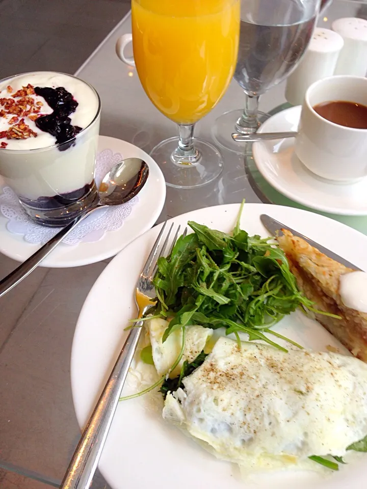 Egg whites, asparagus, onion and potato gratin, yogurt parfait, coffee, and juice: fueling up for the day!|Ray Quirolgicoさん