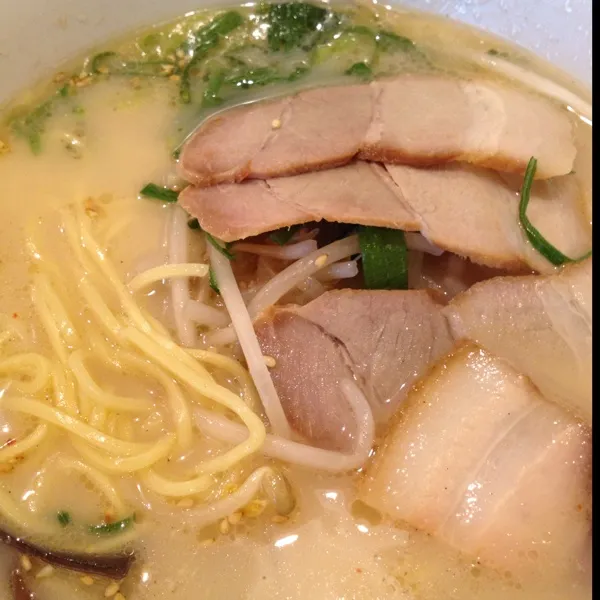 Snapdishの料理写真:サービスセットＡ☆とんこつラーメン＆ミニチャーハン☆ゆでたまご(フリー)♪( ´▽｀)
６９０円なり〜|Shuichi Kikutaさん