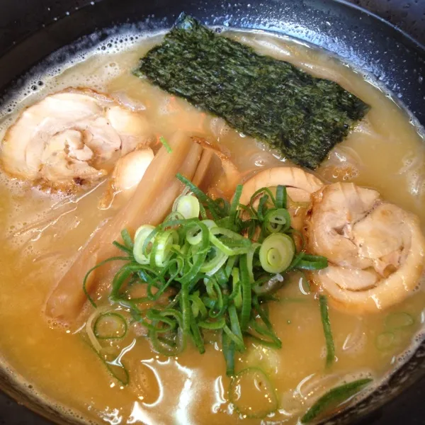 昼の拉麺セット☆鶏白湯拉麺＆鶏叉焼へた丼☆７５０円なり〜|Shuichi Kikutaさん