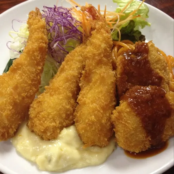 Snapdishの料理写真:アイ・ランチ☆本日ゎエビフライ＆チキンカツ☆ライス＆みそ汁☆７５０円なり〜|Shuichi Kikutaさん