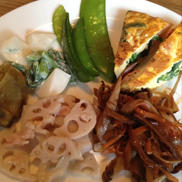 お好み焼き定食☆豚玉＆焼きそば☆お惣菜＆ワカメご飯＆豚汁ゎお代わり自由だぁ♪( ´▽｀)
７００円なり〜|Shuichi Kikutaさん