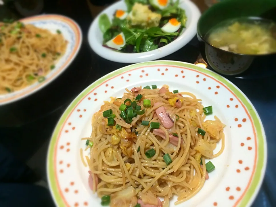 Snapdishの料理写真:イカの塩辛とキャベツのパスタ。ポテサラ、インゲンとキノコの卵とじスープ|Snack PIYOさん