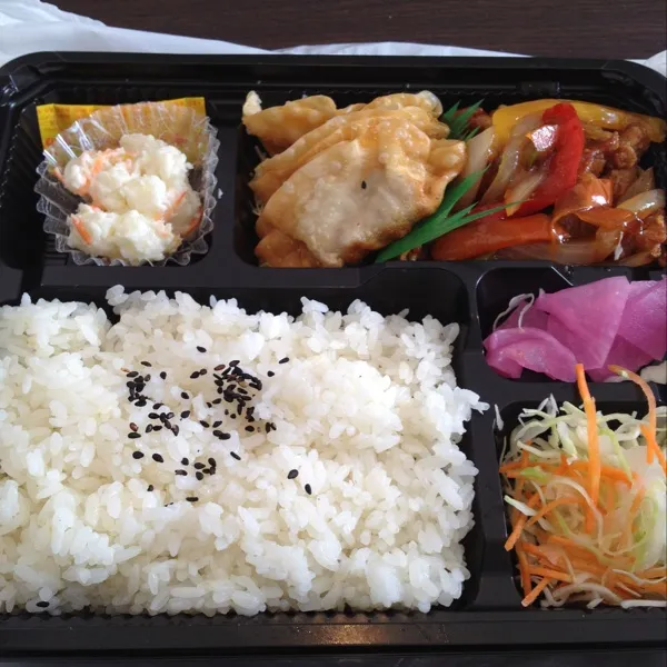 Snapdishの料理写真:３００円弁当〜♪( ´▽｀)|Shuichi Kikutaさん