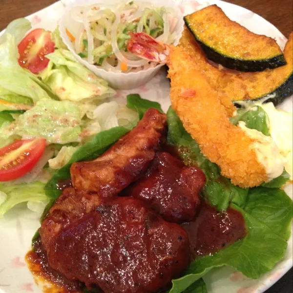 日替わりランチ☆ポークチャップ＆エビフライ☆彡お肉めちゃやわらかい♪(´ε｀ )まいう〜ん☆７００円なり〜|Shuichi Kikutaさん