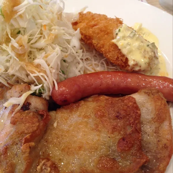 Snapdishの料理写真:レギュラーランチ☆チキングリルミックスプレートランチ☆ライス大盛り無料☆日替わりスープおかわり自由♪(´ε｀ )５２３円なり〜🎶|Shuichi Kikutaさん