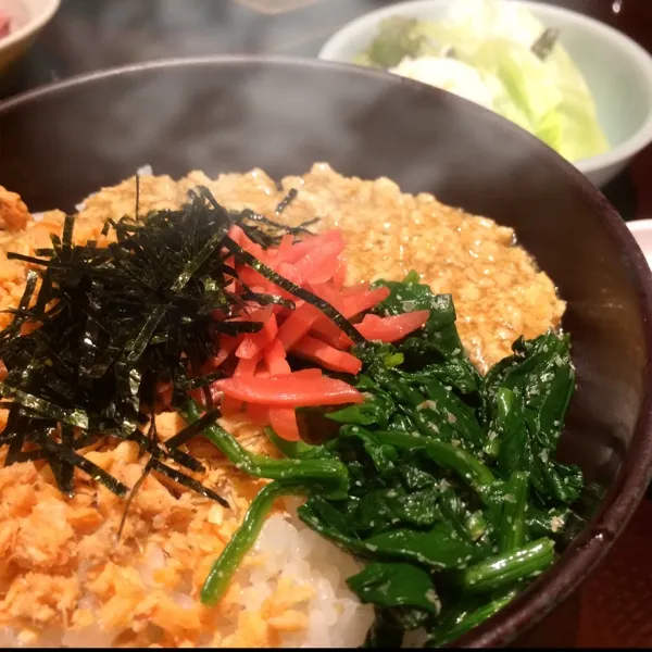 ◼︎鶏鮭そぼろ丼◼︎
新宿の居酒屋ランチで鶏そぼろ丼を頂きました♡鮭との相性もバッチリ！|zukkoliiniさん