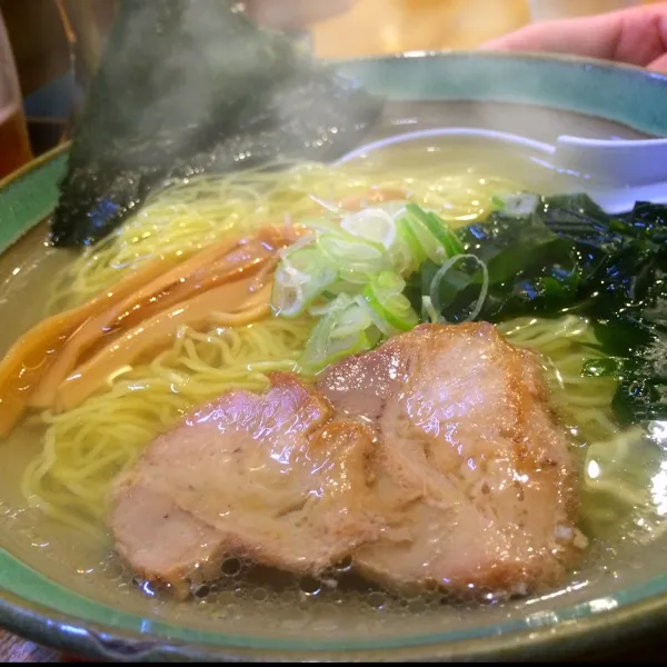 ◼︎塩ラーメン◼︎
草津のラーメン屋さんで食べた細麺の塩ラーメン。細麺にさっぱりしたスープが絡みついて美味しい♡|zukkoliiniさん