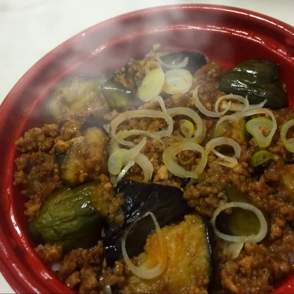 ◼︎麻婆茄子丼◼︎
この時間のご飯はうまい！
夜のセールで155円。びっくり|zukkoliiniさん