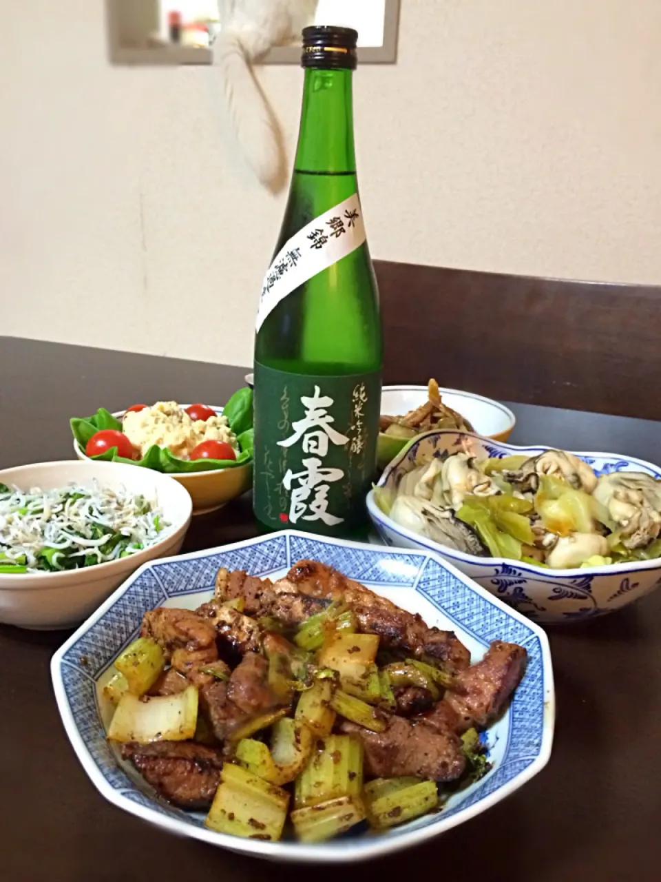 本日の家居酒屋。豚肉の塩麹漬けとセロリの紹興酒炒め、牡蠣とキャベツの酒蒸し、小松菜とシラスの和えめの、ポテトサラダ、茄子のミョウガとにんべんのつゆ麹和え|ままぞうさん