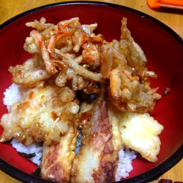 Snapdishの料理写真:天丼 •チジミ💕
今日は、粉もんだらけ！少しづつ残ってた野菜と冷凍小エビ、イカ、ずっと残ってたイカの塩辛を使って料理d(^_^o) いつものチジミ生地に塩辛加えて一晩置いたら！美味〜い♡|okame27さん