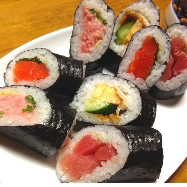 Snapdishの料理写真:巻き寿司•蕎麦•イワシの天ぷら💕
生魚が美味しい！十割蕎麦は美味しかったなぁ〜♡イワシ冷凍を天ぷらに♡鰯大っ嫌いでしたが九十九里に来て大好きになった！
イワシの刺身は美味いヽ(●＾▽＾●)ﾉ無いが|okame27さん