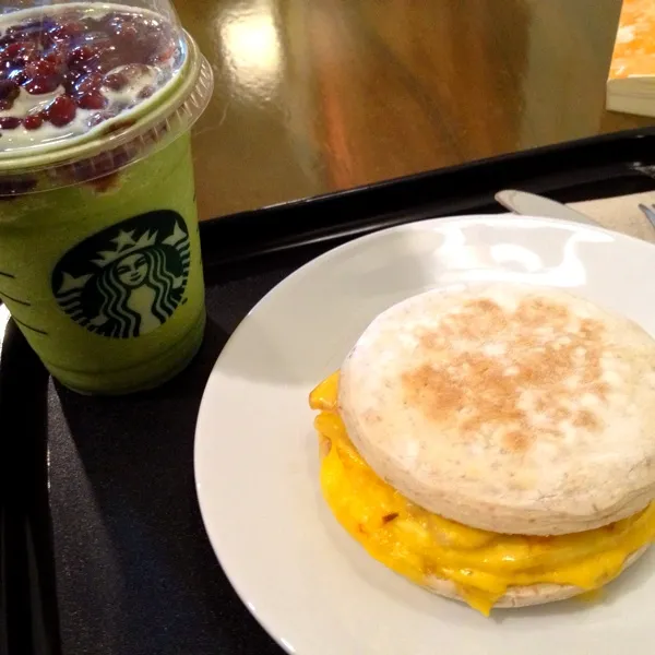 会社帰り、授業前のひととき。スタバのbacon Cheese & Egg Muffinと新発売のRed bean & Green Tea Frappucino。|blueroseさん