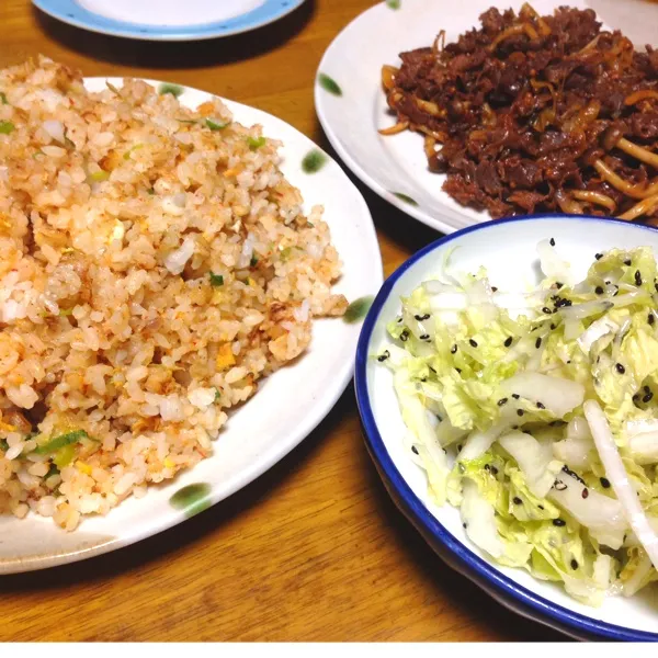 炒めご飯・牛肉とシメジの味噌炒め・白菜のゴマ油和え💕
冷蔵庫、冷凍庫の整理しました。年末だからね！まだ整理と言うには遠いけど‥点(｡・・｡)|okame27さん