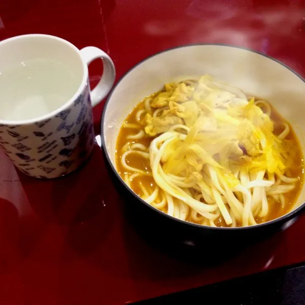 本日の昼食は和風ポークカレーうどん！ネットに載ってたの、真似っこしてみたら、超美味しかった♪ダシが効いてて、いい感じ☆もうちょっととろみがある方が良かったけど、待つ時間がなかった。|blueroseさん