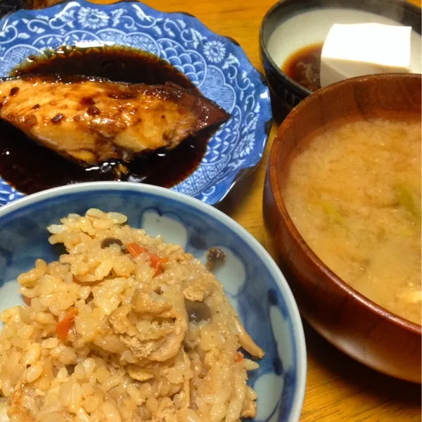 ブリの照焼き、湯豆腐、シメジ炊込みご飯、カブの浅漬け、エノキ氷入りカブ味噌汁💕
と余りシメジご飯の🍙(=ﾟωﾟ)ﾉ
5個で¥100の見切りエノキをゲットしたのでエノキ氷を作りました🍄痩せるかな〜|okame27さん