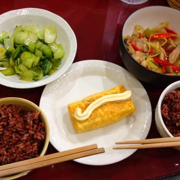 今日の夕ご飯。昨日の残りの豚肉とネギのピリ辛唐辛子炒め(お惣菜)、小松菜を胡麻油と塩胡椒だけで炒めたもの、ジャコ入り卵焼き、赤米。|blueroseさん