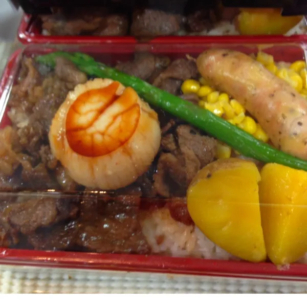 豊平館厨房 牛ステーキ弁当💕
チョット高かったけど買ってすぐに奥の椅子に座って友達と食べてしまった！
大きな貝柱、牛肉、ウインナーが入って美味しかったヾ(*´▽｀*)ﾉ 試食を色々食べた後だけど！|okame27さん