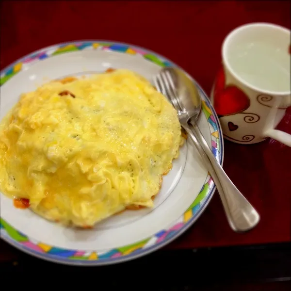 Snapdishの料理写真:今日のお昼は、ハムとアボカドのオムスパ トマトソース♪|blueroseさん