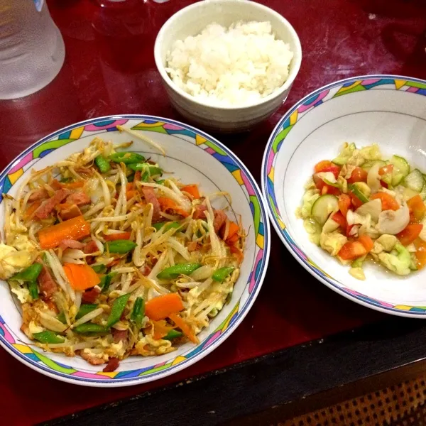 Snapdishの料理写真:今日の晩ご飯。私の定番、野菜炒め。手を変え品を変え、炒めます。今日はもやしにハム、にんじん、えんどうで彩り、卵でとじました。|blueroseさん