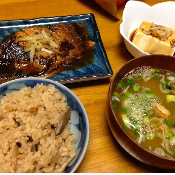 シメジの炊き込み御飯、お土産の伊勢海老みそ汁、カレーの煮付け、レンジチン湯豆腐💕
後は、みそ汁に伊勢海老を入れたかったけどなー
(´ ▽｀).。ｏ♪♪|okame27さん