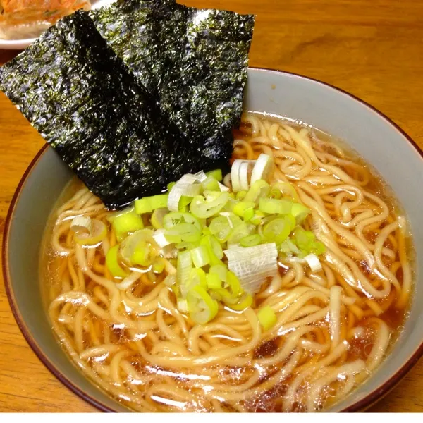 日清 ラ王 醤油ラーメン、¥100餃子、タラコとシラスのおにぎり💕
ラーメンは麺がモチモチして食感が良いがお汁が普通に美味しい。¥100餃子にしては旨し。
おにぎりは、いつも美味しい〜（≧∇≦）|okame27さん