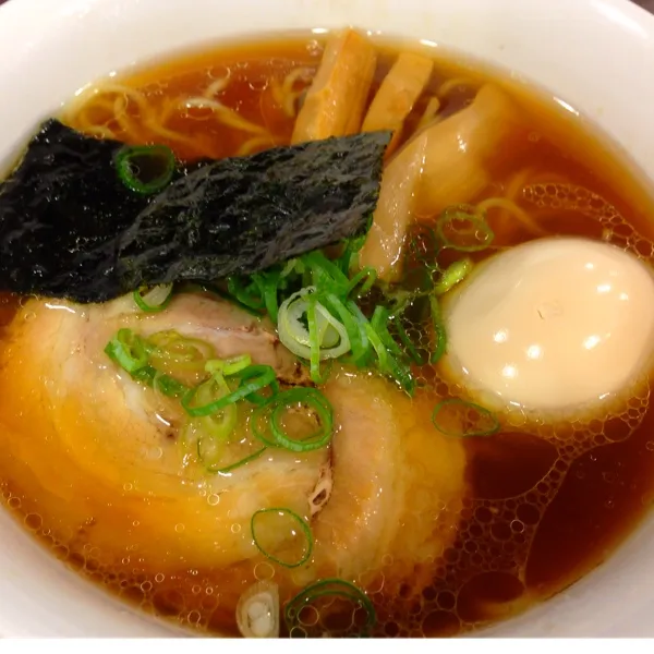 佐野実プロデュースの醤油らぁ麺とチャーシュー丼、みたらし団子💕さっぱり味の醤油味！チャーシューは薄かったけど肉汁が美し💓チョット残念なのは、煮卵が普通の茹で卵。団子は餠柔らかい〜|okame27さん