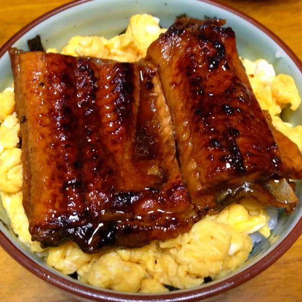 うな丼💕   小さくなった鰻！
美味しい時間を長くもちたくて、ひと口30回噛みしてみた。ダイエット効果&美味し✨
今の世の中、価値あるものはより小さい物程
値段が高い(・´з｀・)ぷぅー|okame27さん