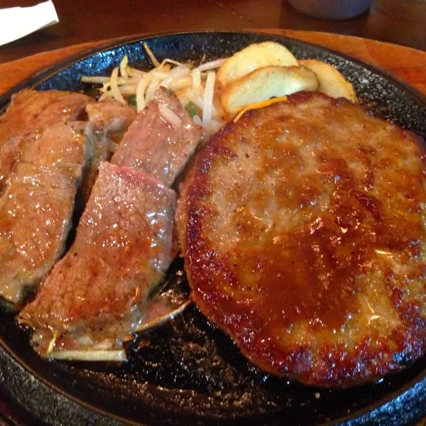 Snapdishの料理写真:ハンバーグ100g&ステーキ50gライス付き990円💕 肉💟肉💟肉💟が食べた〜ぃ
ライスに塩、胡椒をたっぷりかけて食べるのが定番！時々、無性に食べたくなる肉💟
ライスあきたこまち食べ放題！|okame27さん