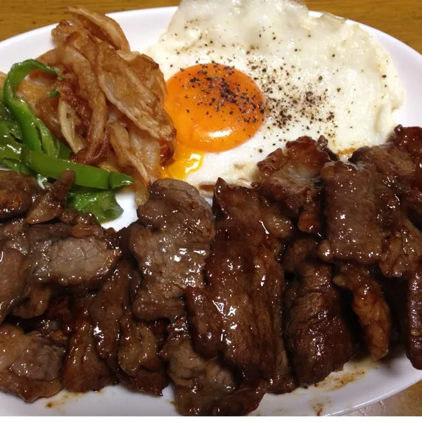 早めの夕飯！ 焼き肉(#ﾟﾛﾟ#)
牛肉が安かったので今日はこれだぁー💫
とデザートは、冷やしパイナップル💕甘ぁい〜|okame27さん