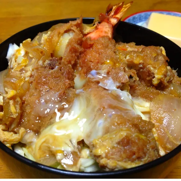 Snapdishの料理写真:海老&かつ丼でっせ！
蒸し暑いですねー💦 暑いのに揚げ物しました。
しかも台所にエアコン無し！でも、暑くたって美味いものは美味いですね(๑>◡<๑)
汁物は、お茶ずけの素で代用です。と卵豆腐！|okame27さん