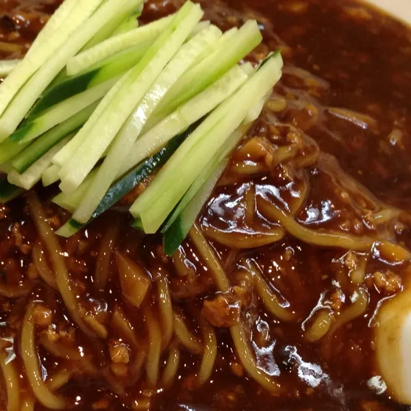 ジャージャー麺でちょっと評判が良かったので食べに！唐辛子が効いている方が好きなので少し物足りなさが（´-`）.｡oOでも餃子は、皮がモチモチ、アンがギッシリ😋ウマァなので追加でテイクアウト(^^)|okame27さん