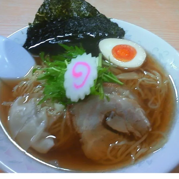 醤油ラーメン は、🍜
海苔が合うんだよね(*ﾟ∀ﾟ*)
鳴門巻もトッピングとしては、今では
珍しいね(๑･ิω･ิ)۶  でも景色が良いな〜|okame27さん