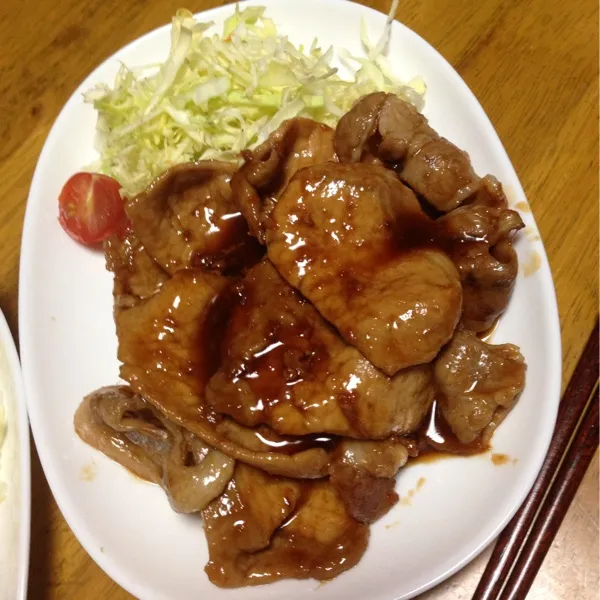 Snapdishの料理写真:豚のしょうが焼きです。
少し甘めの味付けにϵ( 'Θ' )϶
付け合わせは、やっぱりキャベツでしょう.｡.:*☆|okame27さん