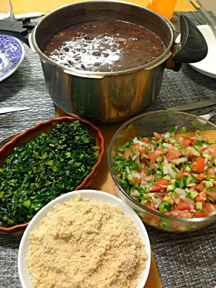 Feijoada, couve, vinagrete e farofa😋🍴|lucia inoueさん