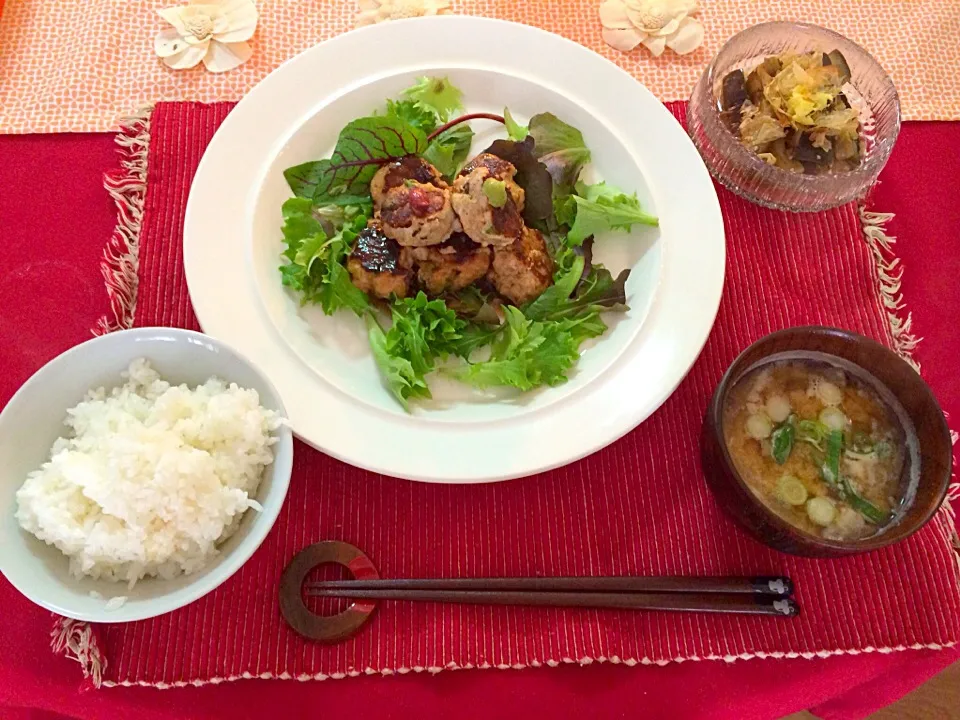 Snapdishの料理写真:Japanese style dinner 和風な夕食 和風肉団子(梅肉入り、あんかけ)大根の味噌汁、なすのおひたし|chocolatteさん