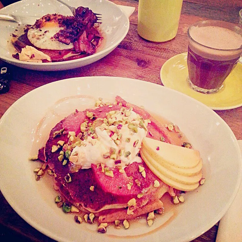 Pancakes, seasonal fruit, whipped cream, pistachio & maple syrup|Xiutingさん