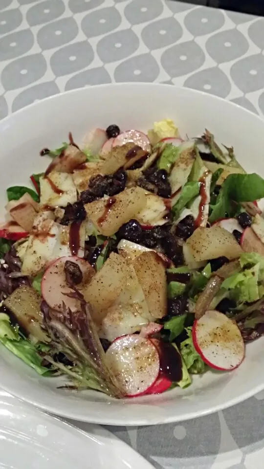 baby leafs, manchego cheese and pineapple salad with home made balsamic reduction|Rebecaさん