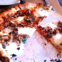 Pizza with hen of the woods mushrooms|deb grimesさん