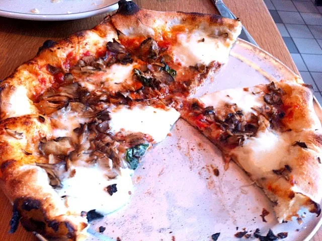 Pizza with hen of the woods mushrooms|deb grimesさん