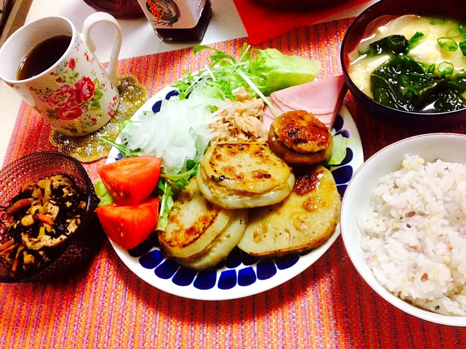 蓮根のはさみ焼き、ひじきの煮物、新玉サラダ、豆腐お揚げ玉ねぎワカメのお味噌汁|だるころさん