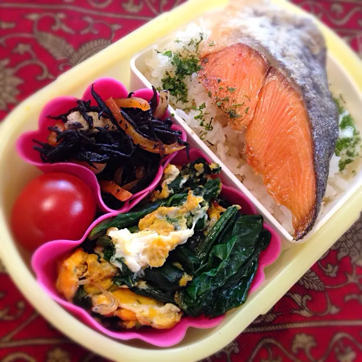 焼き鮭とほうれん草の玉子とじ弁当|もえさん