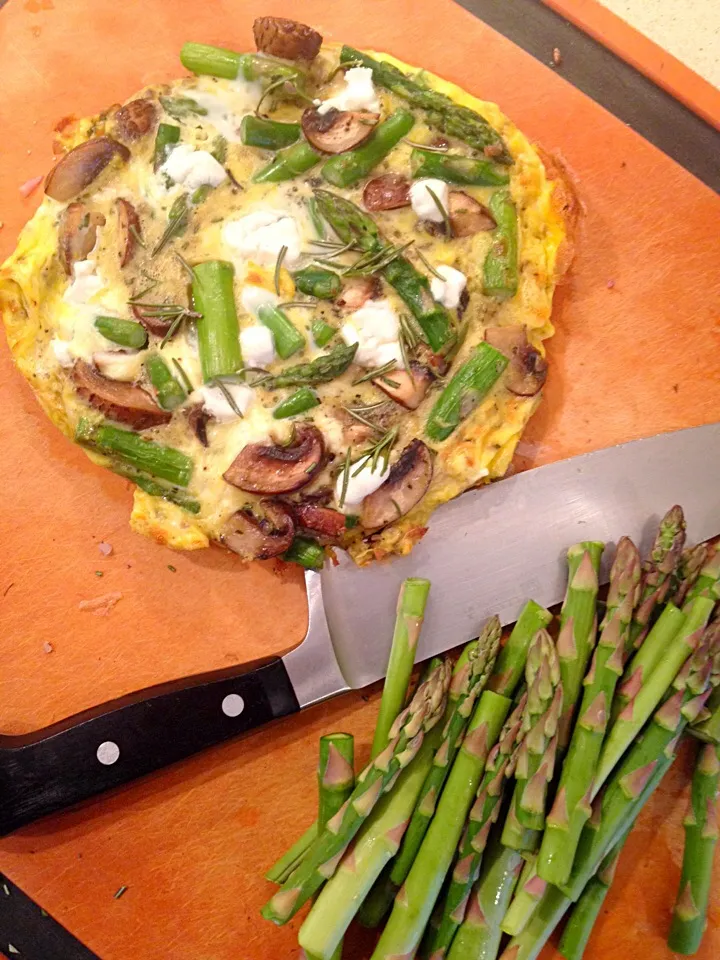 aspargus mushroom goat cheese fritatta|Matthew Cashenさん